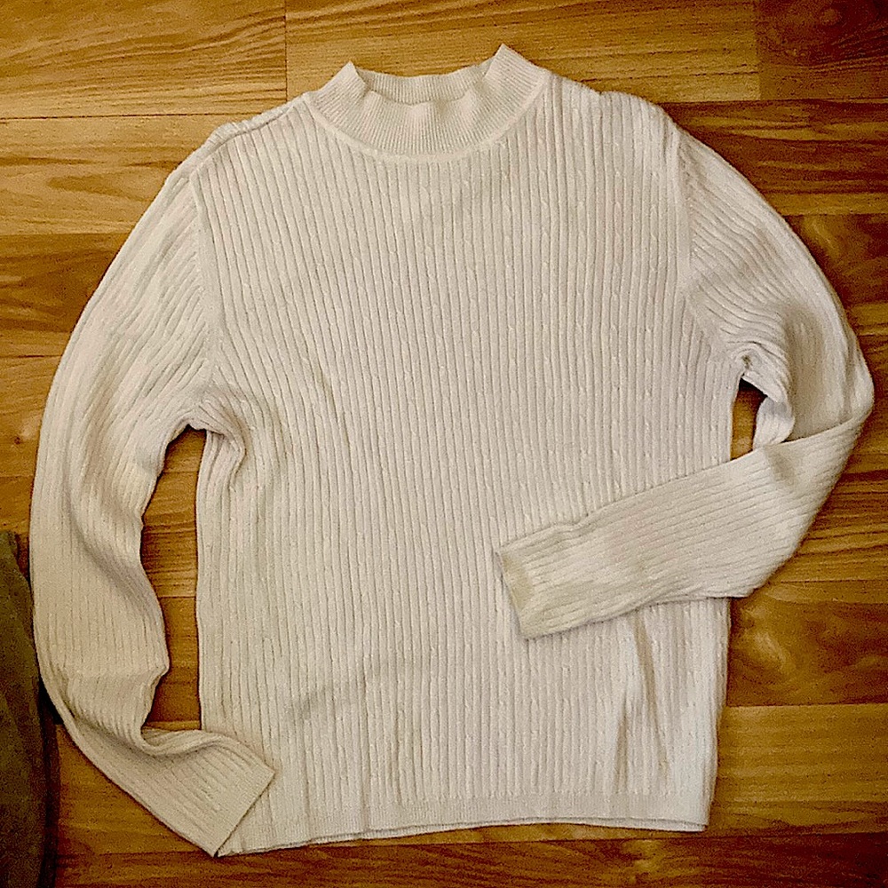 White sweater with knit, super cozy